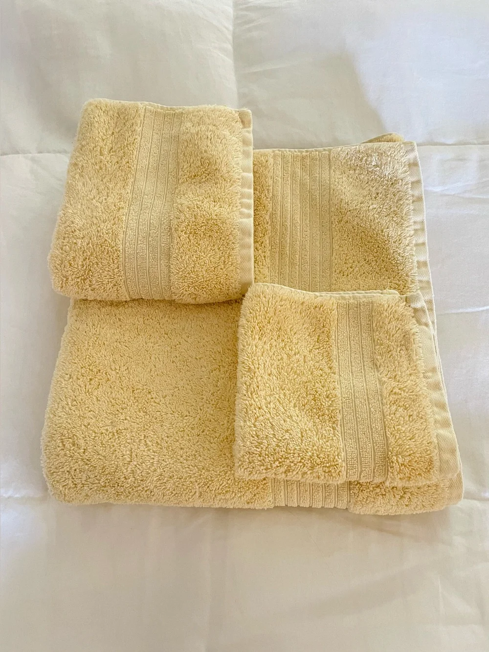Liz Claiborne Signature Plush Bath & Hand Towel w Washcloth 100% Cotton Yellow